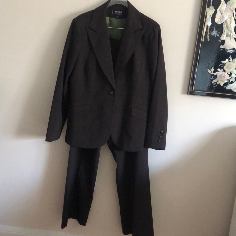 🎉Larry Levine Brown Pant Suit